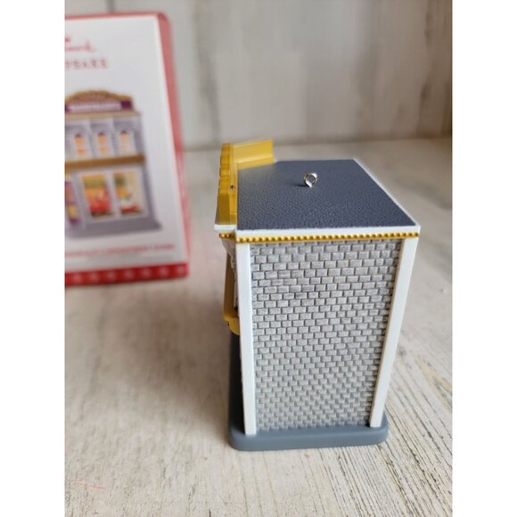 Hallmark Tannenbaum's Department Store keepsake korners‎ ornament Xmas - Picture 5 of 6